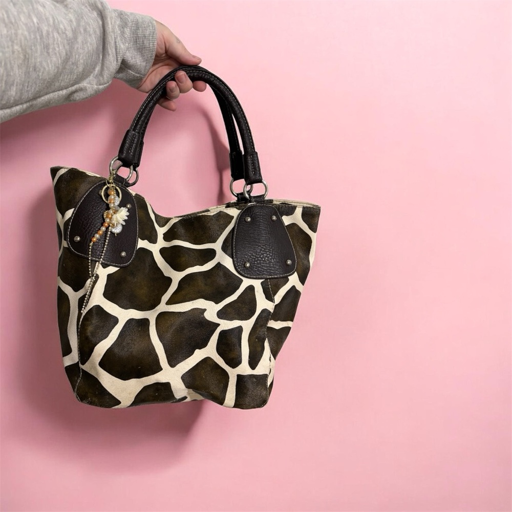 Chic Giraffe Pattern Tote With Black Accents - image 1